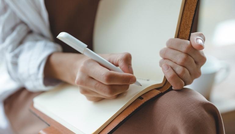 Beneficios del Journaling , beneficios de escribir un diario a mano - Damari Vergara